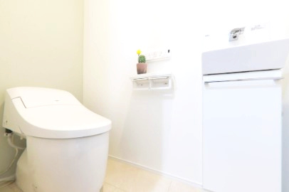 清須市阿原鴨池　新築戸建のトイレ|白を基調とした内装はいつでも明るく清潔な印象。ゲストにも気持ちよく使っていただける空間です。