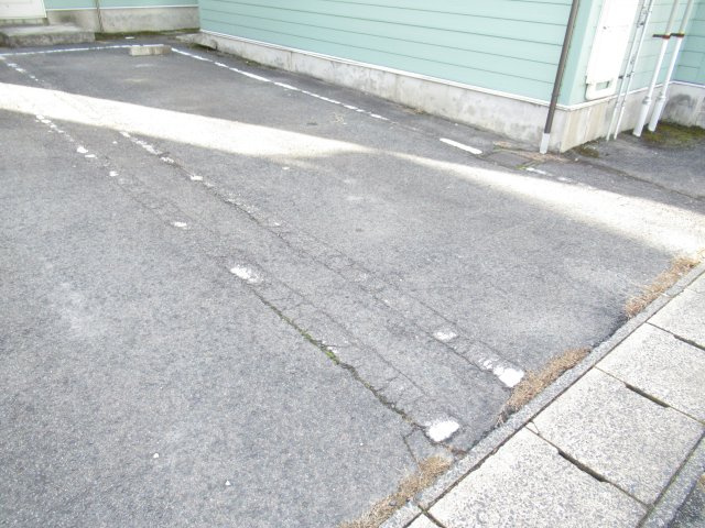 富の中1丁目貸家の駐車場
