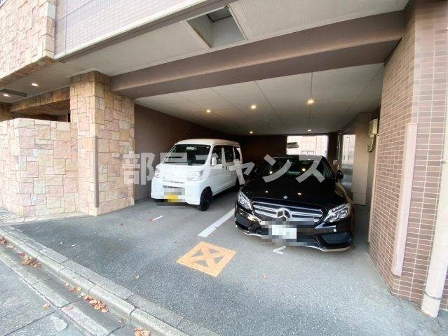 高畑レジデンスの駐車場