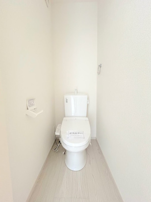 【トイレ】 | ◇◆横浜市青葉区若草台1期　新築一戸建て◆◇ | ◆清潔感のある白を基調とした落ち着ける空間。小窓をもうけていますので、こもりやすい空気の入れ替えも簡単に行えますね！