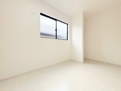 【洋室】 | ◇◆横浜市青葉区若草台1期　新築一戸建て◆◇ | ◆柔らかい陽光が差し込む明るいお部屋を演出する設計。彩光の取れる窓が気持ちの良いお部屋を創り上げます。