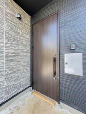 【玄関】 | ◇◆横浜市青葉区若草台1期　新築一戸建て◆◇ | ◆その邸が魅せる、気品・上質・重厚感・極細やかさ、そのすべては訪れた者に安らぎと品性を与える特別な空間です。ここに住むからこそ意味がある。すべての（始まり）をここから迎えます。