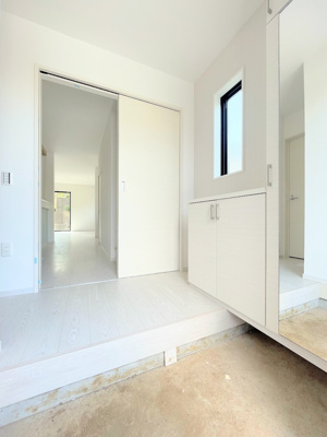 【玄関】 | ◇◆横浜市青葉区若草台1期　新築一戸建て◆◇ | ◆光の渦が溢れた明るい玄関ホール。「おかえり」と「ただいま」が交差するお家の顔とも言える場所は爽やかで心地良い空間となっています。すっきり片付いた玄関で来客時にも自信が持てそう。