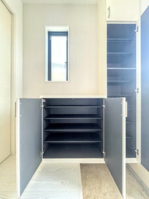 【玄関】 | ◇◆横浜市青葉区若草台1期　新築一戸建て◆◇ | ◆明るい玄関です！散らかりやすい玄関もスッキリする大容量のシューズボックス付き。