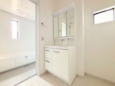 【独立洗面台】 | ◇◆横浜市青葉区若草台1期　新築一戸建て◆◇ | ◆三面鏡裏や、シンクしたにも多数収納を備えた、広々とした洗面化粧台。窓のある明るい洗面所で毎日の身支度も気持ち良くお使い頂けます。