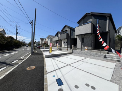 【前面道路含む現地写真】 | ◇◆横浜市青葉区若草台1期　新築一戸建て◆◇ | ◆堂々たる趣ながら、主張し過ぎずどこか余裕を感じさせるシャープなフォルムで佇む邸宅は、晴天の空と照らし合わせる事で、本来あるべき完成形の姿を見せてくれます。
