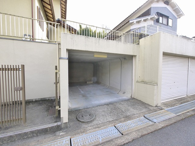 朝倉台西6丁目戸建ての駐車場|駐車場完備です