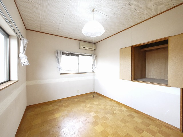 朝倉台西6丁目戸建ての洋室|明るい洋室です
