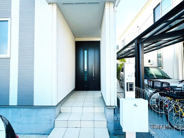 練馬区西大泉4丁目　築浅×美築　並列2台駐車　中古戸建の玄関