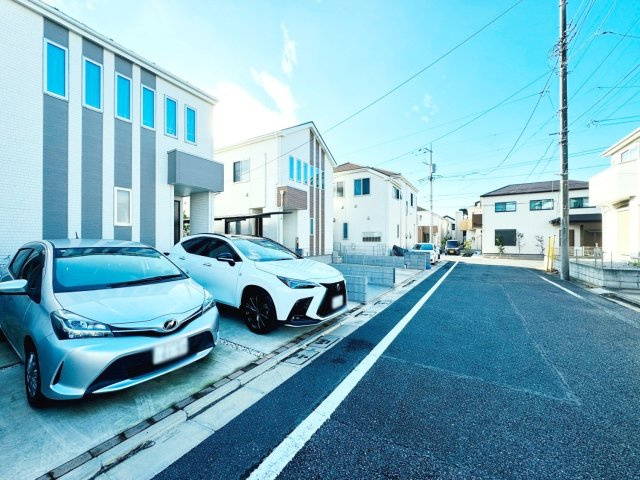 練馬区西大泉4丁目　築浅×美築　並列2台駐車　中古戸建の前面道路含む現地写真