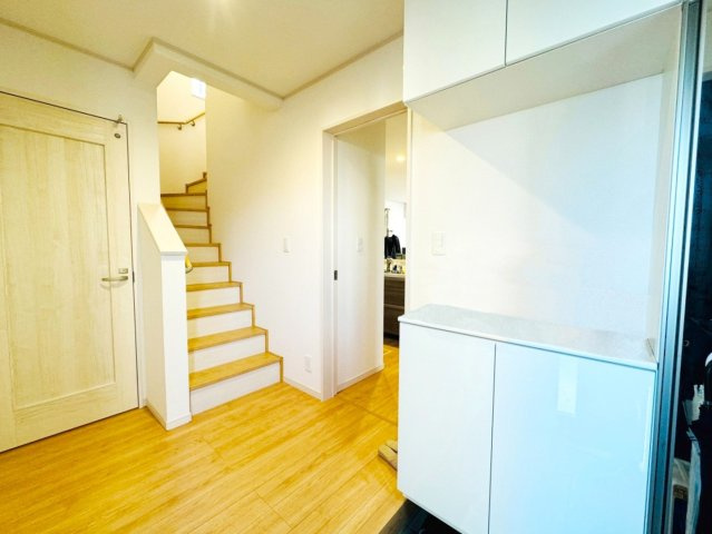 練馬区西大泉4丁目　築浅×美築　並列2台駐車　中古戸建の玄関