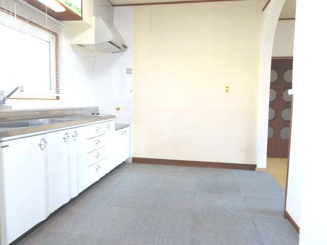 北見市清見町７１番地６６　中古売家　のキッチン|5.25帖のキッチンルームは、デッドスペースを減らし、大容量の収納を実現でき、壁に面して設置されているので、 壁に向かって作業するため、料理に集中しやすいです。