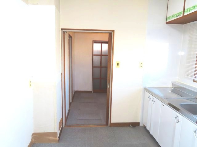 北見市清見町７１番地６６　中古売家　のキッチン|キッチンの奥にユーティリティースペースがあるので、 料理中に洗濯機を回すなど、複数の家事を同時に進行でき、 洗濯、乾燥、たたむ、収納といった一連の作業が一部屋で完結します。