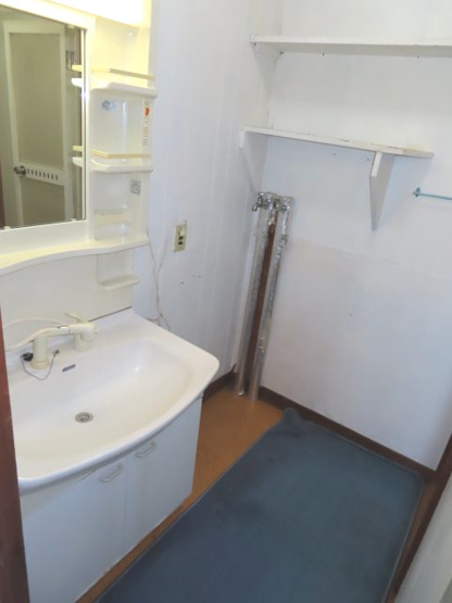 【脱衣所】 | 北見市清見町７１番地６６　中古売家　 | 洗面・脱衣・洗濯機置場・棚