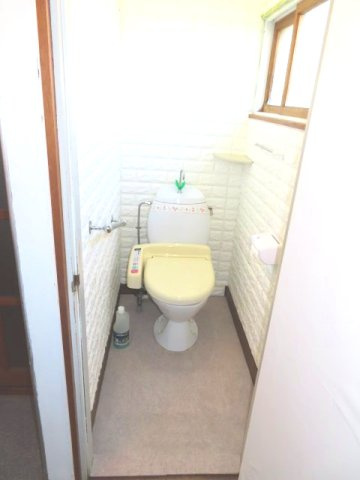 北見市清見町７１番地６６　中古売家　のトイレ|トイレは手洗い付きウォシュレット式なので、利便性向上や節水効果など、様々なメリットがあります。用を足した直後に手を洗えるため衛生的です。さらに、窓があるので自然換気ができ、自然光を取り入れられるます。
