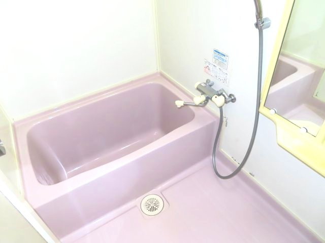 北見市清見町７１番地６６　中古売家　の浴室|お風呂は0.75坪のユニットバスですが、浴槽に張るお湯の量が少なくなるため、水道や灯油代が1坪以上の浴槽に比べると安くなります。さらに範囲が狭いため、掃除時間の短縮につながります。
