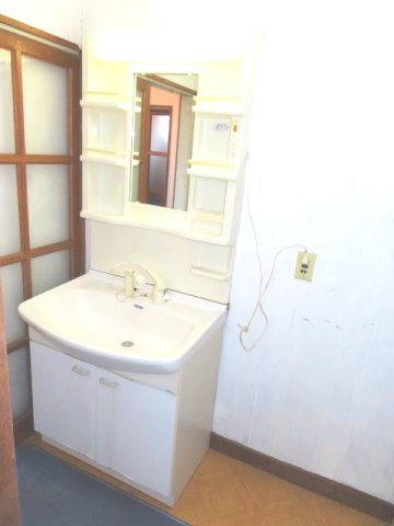 北見市清見町７１番地６６　中古売家　の独立洗面台|洗髪洗面化粧台は、忙しい朝などに手軽に洗髪でき、 洗面ボウルをシャワーで洗い流せるため清潔を保ちやすく、化粧品やシャンプーなどを整理しやすい収納スペースがあります。