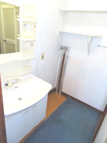 北見市清見町７１番地６６　中古売家　の脱衣所|洗面所と脱衣室を仕きる壁や扉がないことで、洗面台と洗濯機の間にカウンターを設けることができ、カウンター下には、家族分のタオルや下着、ゴミ箱などを収納できます。
