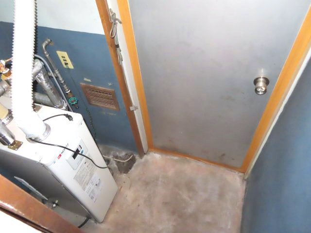 北見市清見町７１番地６６　中古売家　の防犯設備|勝手口は、キッチンで出た生ゴミなどを、玄関を通らず直接外に出せるため、家の中を汚したり臭いが充満するのを防げます。駐車場からキッチンまでの動線が短縮され、重い荷物も楽に運び込めます。