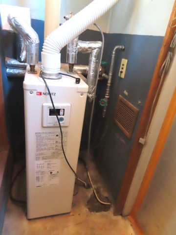 北見市清見町７１番地６６　中古売家　の発電・温水設備|勝手口にノーリツ製の給湯ボイラーが設備されています。