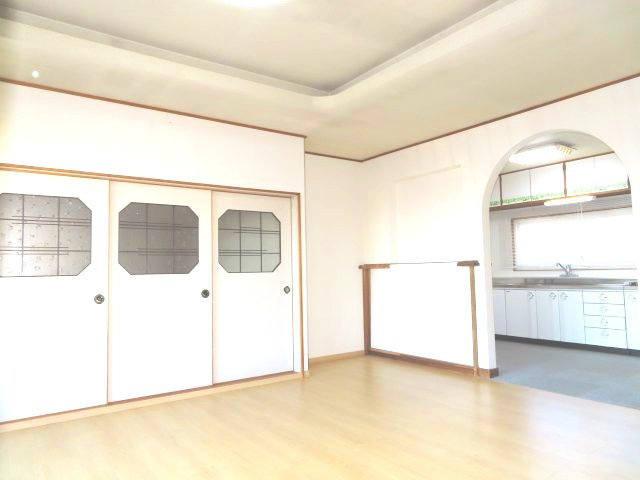 北見市清見町７１番地６６　中古売家　の居間・リビング|リビングの床をフローリングにリフォームしているので、掃除のしやすさや清潔さの維持にあります。フローリングは、見た目の美しさだけでなく、機能性も兼ね備えているため、快適な居住空間をもたらしてくれます。