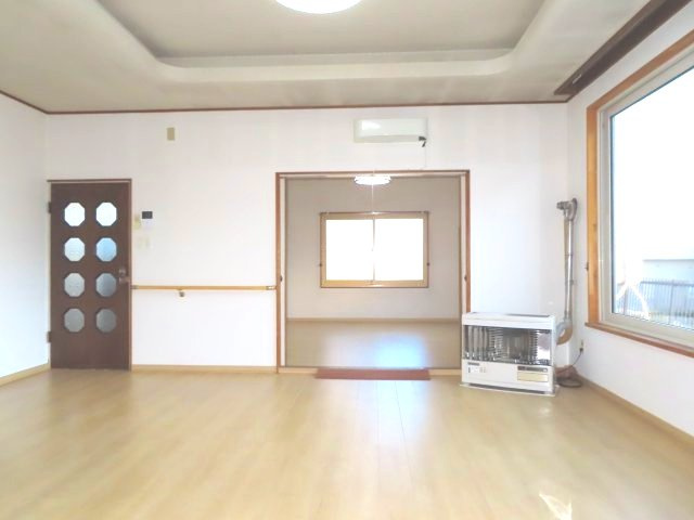 北見市清見町７１番地６６　中古売家　の居間・リビング|リビングのフローリングは、表面が平らで汚れが染み込みにくく、掃除が簡単です。ホコリや汚れを取り除きやすく、畳やカーペットと比べてダニが発生しにくいです。