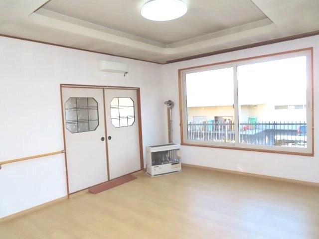 北見市清見町７１番地６６　中古売家　の居間・リビング|リビングは、南側に窓があるので一日を通して自然光が豊富に取り込めます。冬場は太陽の角度が低いため、奥まで日差しが届きやすく、自然の熱で室内が温まり、暖房費の節約になります。