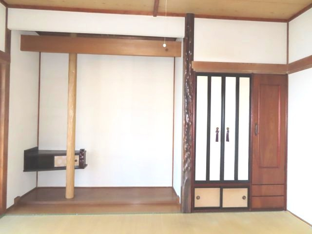 北見市清見町７１番地６６　中古売家　の収納|床の間は掛け軸や生け花などを飾ることで、部屋に季節感やゆとりをもたらします。仏間は仏壇を安置するための場所で、ご先祖様を敬う空間を自然に確保できます。引き出し付きの収納は衣類や小物などを収納できます。