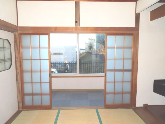 北見市清見町７１番地６６　中古売家　の和室|南側の広縁（ひろえん）は、冬の午後から夕方にかけて日差しが長く入り、部屋が暖かく保たれ、日中の暖かさが夜まで持続し、暖房費の節約につながります。