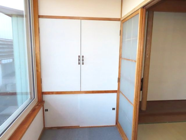 北見市清見町７１番地６６　中古売家　の収納|広縁（ひろえん）には上段と下段に1.35m幅で0.9m奥行きの収納があるので、季節物やレジャー用品などの収納に便利です。物をしまう場所が十分に確保されるため、散らかりにくく、部屋を広々と使えます。