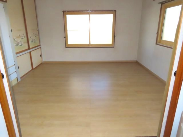北見市清見町７１番地６６　中古売家　の洋室|8帖の洋室で南側と東側に窓があり、東側の窓から朝日の光が差し込み、すっきりと目覚める効果が期待できて、南側の窓からは日中を通して安定した光が入り、部屋全体が明るくなります。