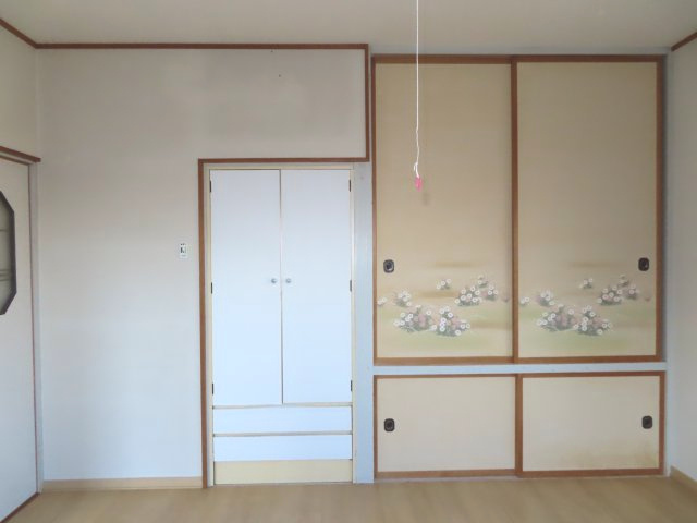 北見市清見町７１番地６６　中古売家　の収納|1階８帖洋室には、押入の横にも、出し入れのしやすい両開きドア収納があり、大きな物の収納に適していて、3段引き出し収納は、小物の整理整頓や収納物の見渡しやすさに優れています。