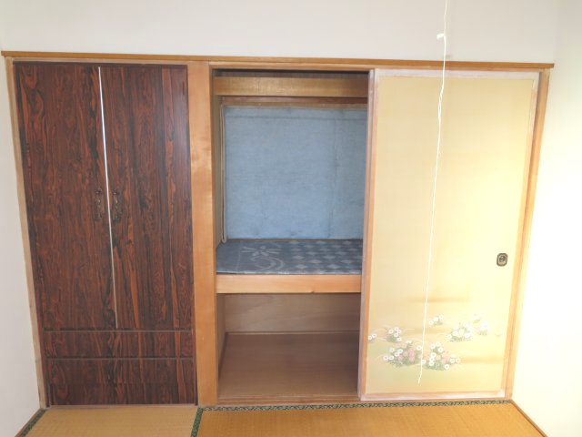 北見市清見町７１番地６６　中古売家　の収納|2階の西側4.5帖和室の押入は、奥行きが深くかさばる物の収納に適しています。棚や収納ケースを使えば、さらに整理しやすくなります。両開きの収納は、インナーや靴下シャツ等、様々な衣服を分類してしまえます。