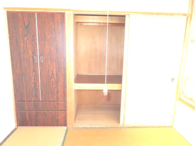 北見市清見町７１番地６６　中古売家　の収納|2階の東側4.5帖和室の押入は、奥行きがあるため、布団や季節家電類を収納でき、普段使わない物を奥にしまえます。両開きの収納は、引き出し式なので、目的のものが探しやすく、出し入れが簡単です。