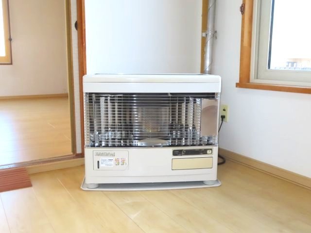 北見市清見町７１番地６６　中古売家　の冷暖房・空調設備|FF式石油ストーブは、室内の空気を汚さずに効率良く部屋を暖めることができ、換気の手間が省けます。輻射熱と温風で、従来のストーブよりも早く部屋を暖めることが可能になえりました。