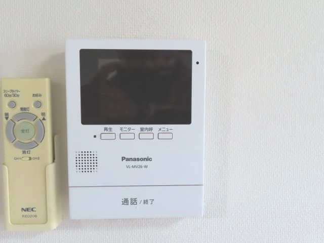 北見市清見町７１番地６６　中古売家　のセキュリティ|モニター付きインターホンは、来訪者の映像を屋内のモニターで確認できる点が最大の特徴です。防犯性と利便性が向上します。モニター越しに確認できるため、不審者や望まない訪問者には玄関を開けずに対応できます。