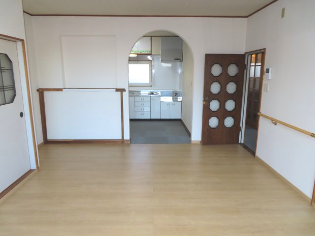 【居間・リビング】 | 北見市清見町７１番地６６　中古売家　 | 窓側から見たリビング