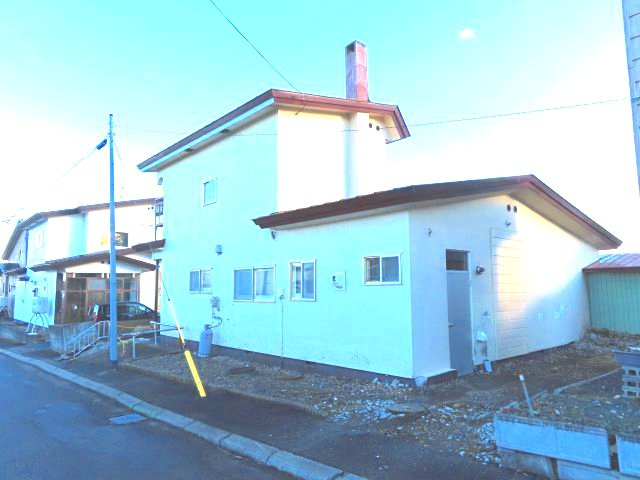 北見市清見町７１番地６６　中古売家　の外観|南東側、勝手口と1台分の駐車場がある外観になります。