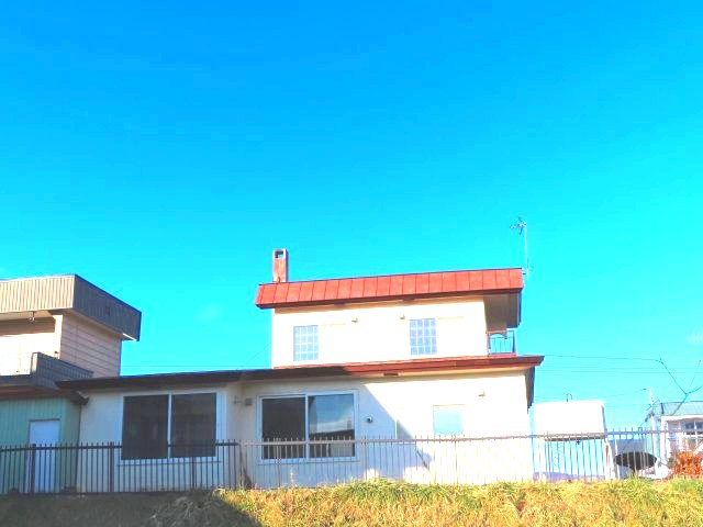 北見市清見町７１番地６６　中古売家　の外観|南側外観です。住宅の各部屋の窓が南向きなので、日中、長時間日当たりが良く部屋の奥まで日が届くため、室内全体が明るいですし、冬場は太陽の光で室内が暖まりやすいなどの、採光と暖かさに関する利点があります。