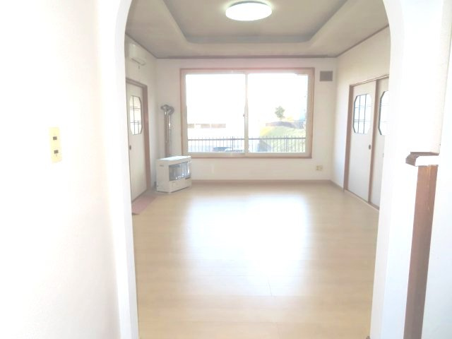 北見市清見町７１番地６６　中古売家　の居間・リビング|キッチン側から見た南側のリビングです。東側が8帖洋室で、西側が6帖和室です。
