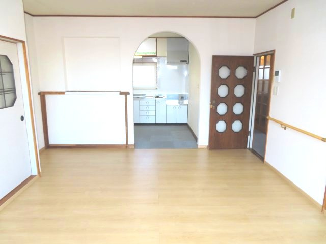 北見市清見町７１番地６６　中古売家　の居間・リビング|窓側から見たリビングです。北側にキッチンがあり、キッチンの左奥が浴室・洗面脱衣・トイレがあります。右側ドアの向こうが玄関・階段に繋がります。