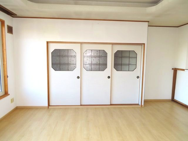 北見市清見町７１番地６６　中古売家　の居間・リビング|東側8帖洋室から見たリビングです。3枚引戸の部屋は6帖和室と広縁があり、床の間・仏間・収納がある和室になります。