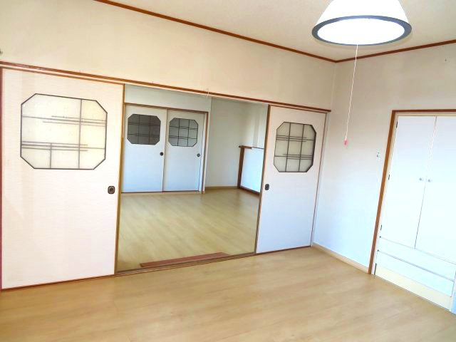 北見市清見町７１番地６６　中古売家　の洋室|1階8帖洋室から見た別アングルの南東側のリビングの写真です。