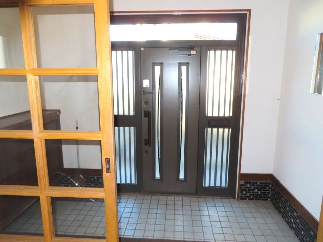 北見市清見町７１番地６６　中古売家　の玄関|内玄関は一般的な玄関よりも広く、靴の脱ぎ履きや雨具の着脱がスムーズで、複数人が同時に利用しても混雑しません。開放的な印象があり、家全体を明るく広々と見せます。
