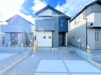 【外観】 | ◆堂々たる趣ながら、主張し過ぎずどこか余裕を感じさせるシャープなフォルムで佇む邸宅は、晴天の空と照らし合わせる事で、本来あるべき完成形の姿を見せてくれます。