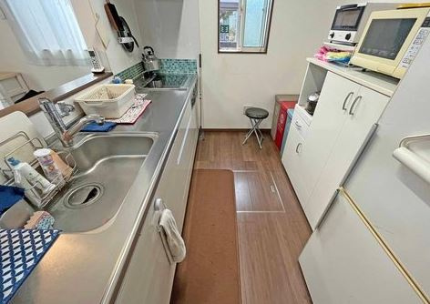 【中古】坂戸市中小坂中古住宅のキッチン|対面式のシステムキッチンでリビングの様子を見ながらお料理できます！