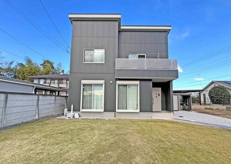 【中古】坂戸市中小坂中古住宅の外観|陽当りも良好！
お庭も広々自由に使えます！