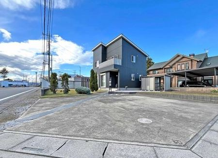 【中古】坂戸市中小坂中古住宅の駐車場|駐車スペース3台分可能！