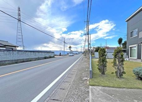 【中古】坂戸市中小坂中古住宅の前面道路含む現地写真|前面道路含む現地写真です