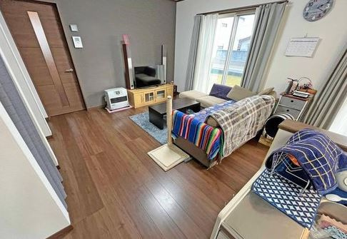 【中古】坂戸市中小坂中古住宅の居間・リビング|16.5帖LDKです☆